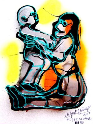 Mujer alzando niño.
