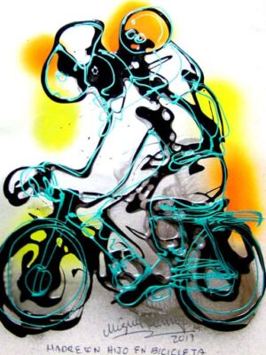 Madre con hijo en bicicleta.