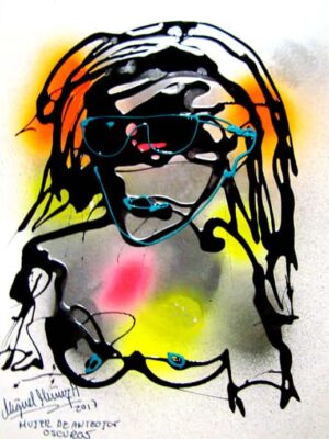 Mujer de anteojos oscuros.