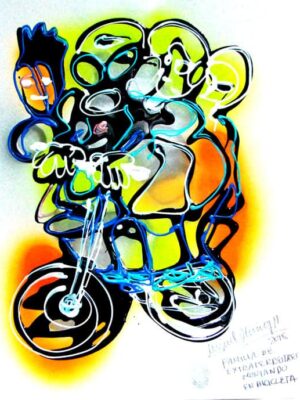 Familia de extraterrestres montando en bicicleta.